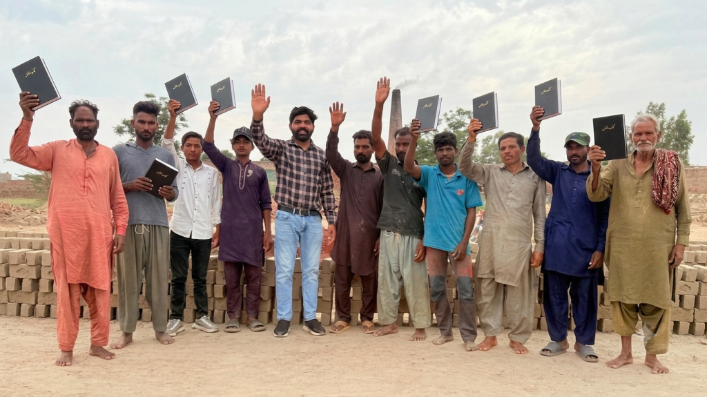 urdu bible distribution (1)
