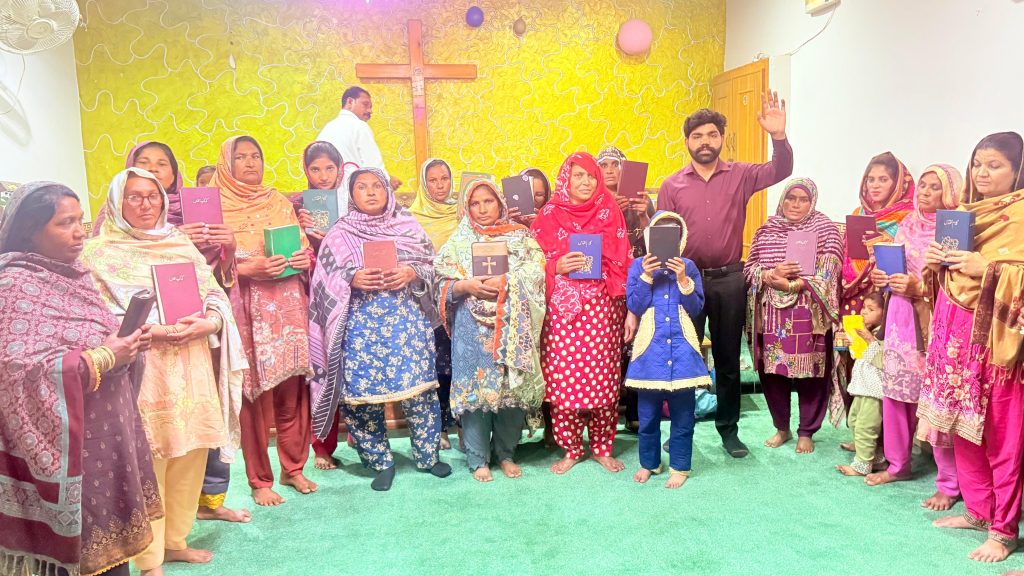 urdu bible distribution (1)