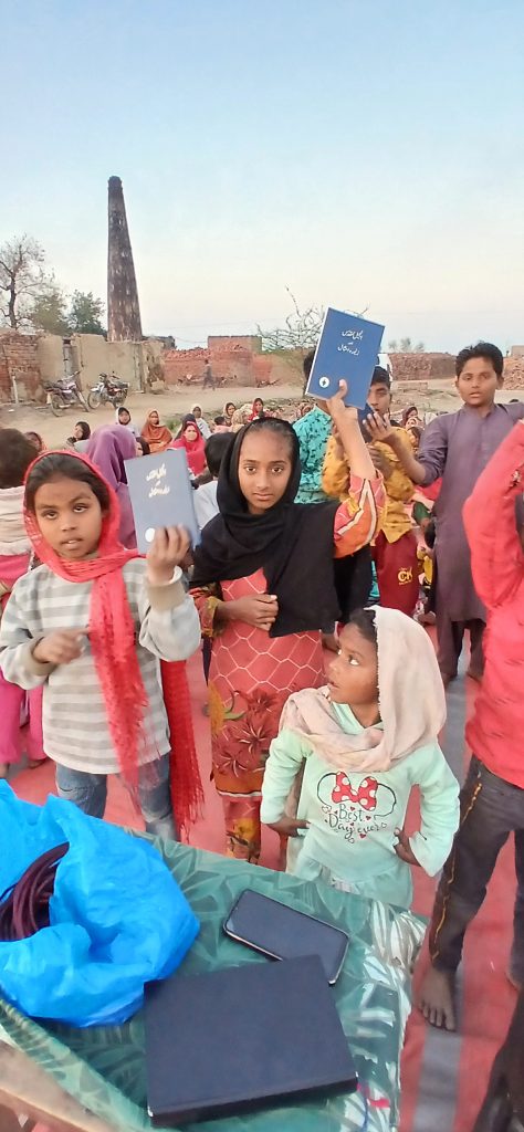 urdu bible distribution (4)